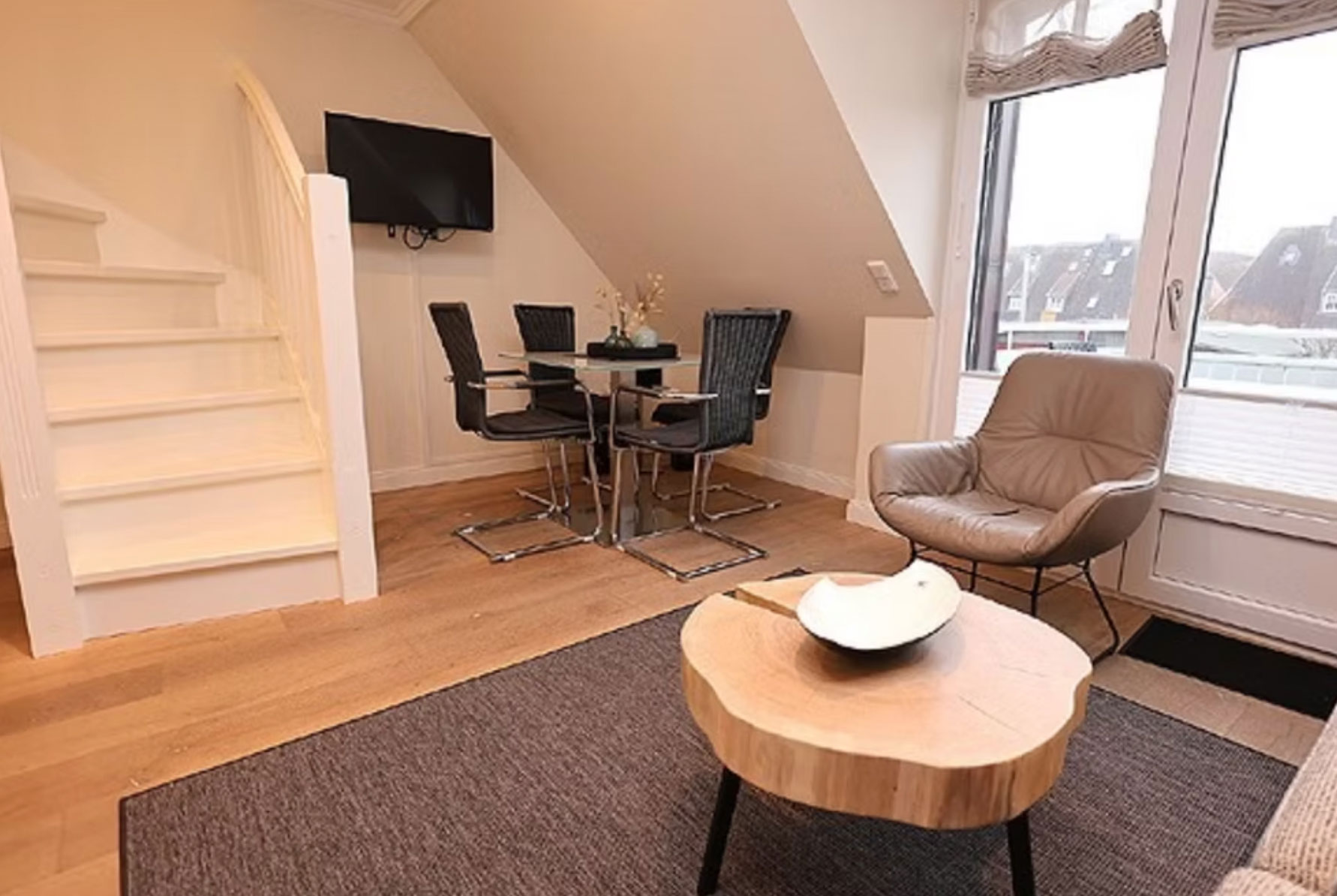 Essbereich mit Maisonette-Treppe Ferienwohnung Westerland