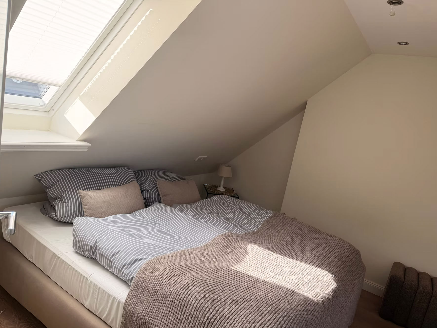 Schlafzimmer 2 mit Dachfenster Ferienwohnung Nes Pük