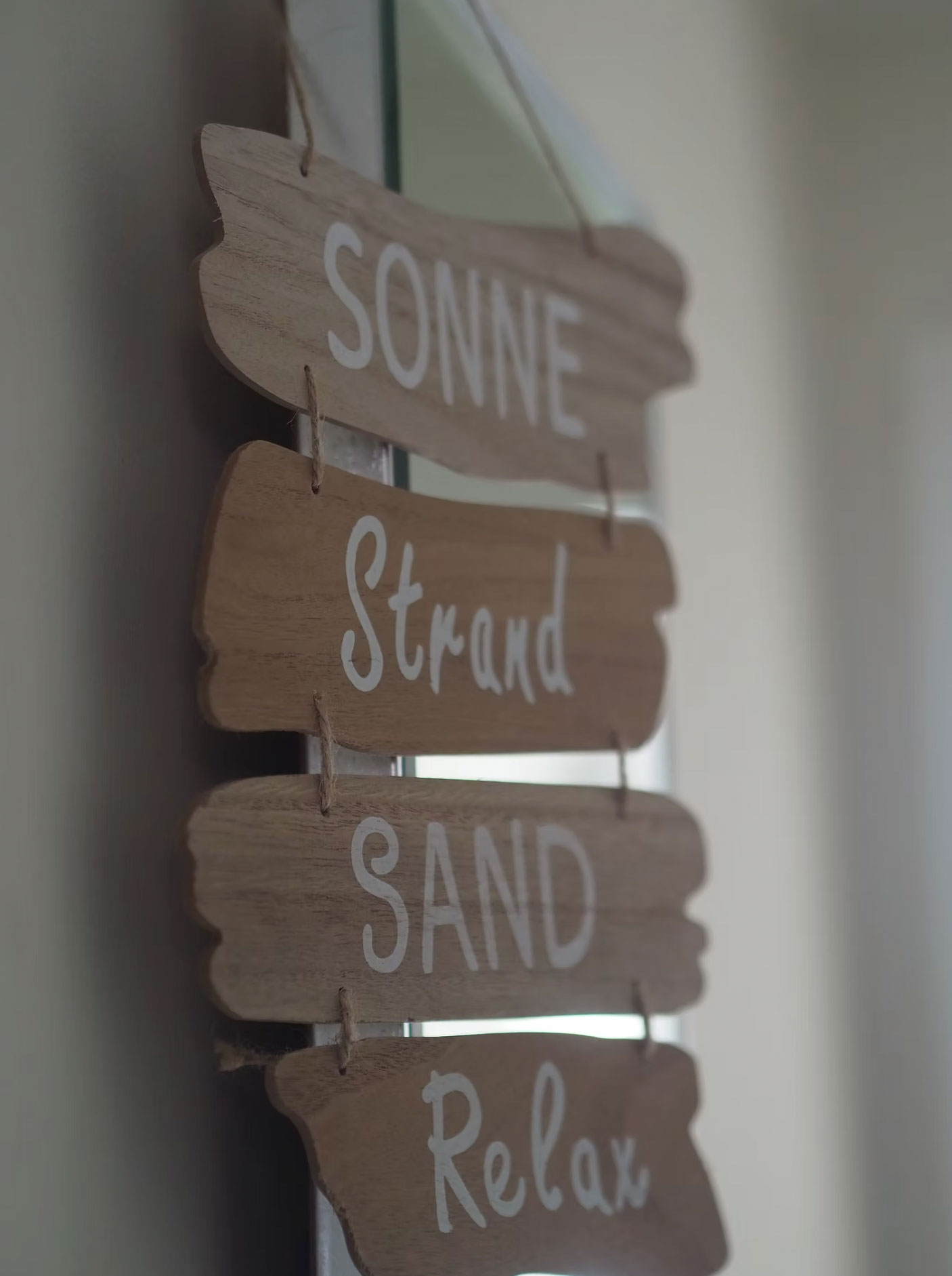 Deko-Detail Holzschild Sonne Strand Sand Sylt